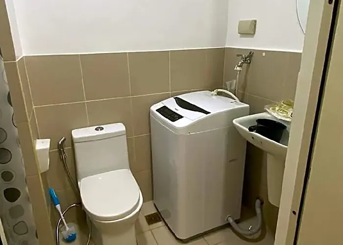 Lavish One Bedroom Unit 2*